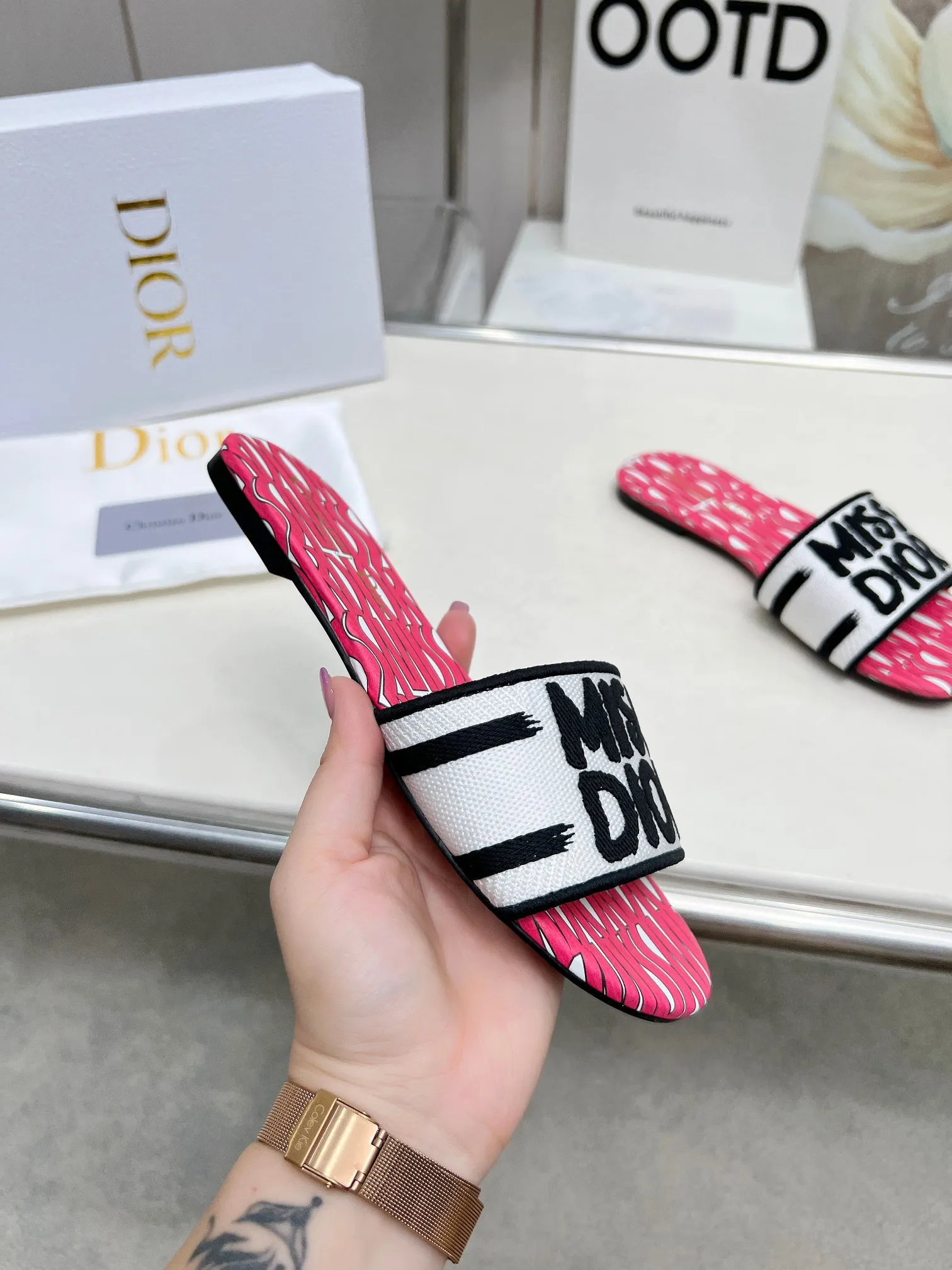 👟👟Ex-factory price 300👟👟 •Dior women's presbyopic embroidered leather-soled slippers Christian Dior has always been synonymous with magnificence and elegance, and has always been at the top of the fashion world👍 What is particularly worth mentioning is: the embroidered ✨ pattern on the sole, which reproduces one of the cherished symbols of Christian Dior✅More than a hundred colors to choose from ◽️️Upper: selected top-quality embroidered cotton ◽️Inner lining: imported sheepskin ◽Number 35-40 (41.42.43 customized)